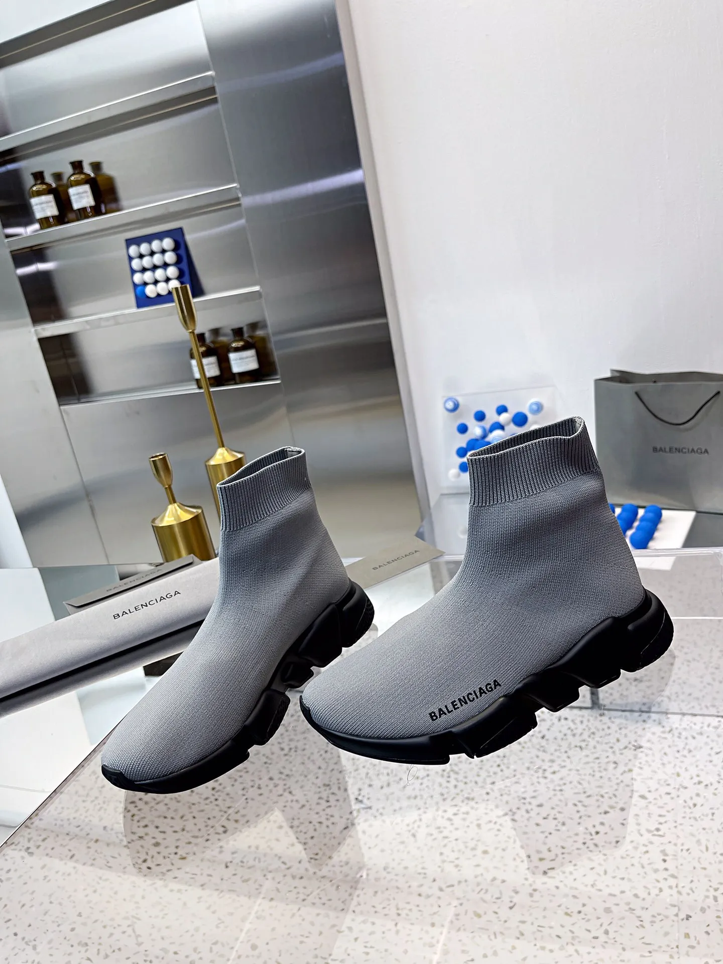 👟👟Ex-factory price 400👟👟 Balenciaga classic sock boots, originally produced by the factory, purchasing agent level. The latest original outsole mold, (TPU ten-vacuum outsole, the highest version on the market, please do not compare prices with TPR outsole, don’t bother if you don’t know the product) The black, white and red three-color vacuum sole shows high-end luxury. •Upper: elastic fly weave double-layer composite gold wire high-elastic knitted mesh cotton •Inner lining: imported double-sided velvet, which is comfortable and resilient to shape •Insole: original imported terry cloth, breathable but not fading •Sole: TPU ten-vacuum outsole (to eliminate pores) •Packaging: full set of packaging (certificate, invoice, cloth bag, handbag) •Size: 34-45 standard code (34, 45, 46.47 can be customized and are not returnable)